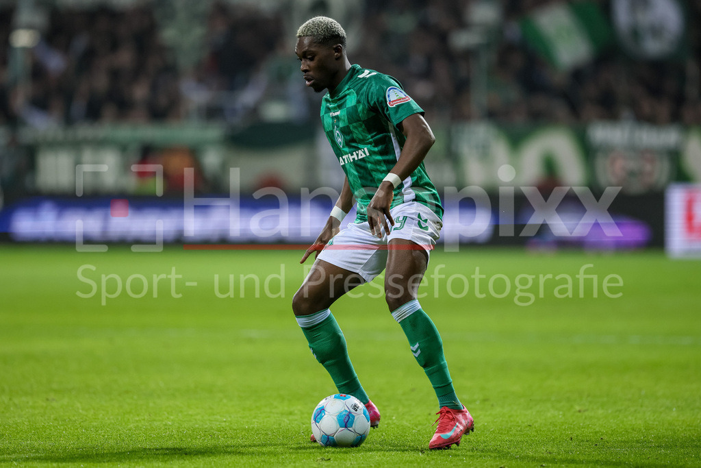 Fussball, Bundesliga, SV Werder Bremen - 1. FC Heidenheim | v.li.: Derrick Köhn (SV Werder Bremen, 19) am Ball, Freisteller, Einzelbild, Ganzkörper, Aktion, Action, Spielszene, DIE DFL-RICHTLINIEN UNTERSAGEN JEGLICHE NUTZUNG VON FOTOS ALS SEQUENZBILDER UND/ODER VIDEOÄHNLICHE FOTOSTRECKEN. DFL REGULATIONS PROHIBIT ANY USE OF PHOTOGRAPHS AS IMAGE SEQUENCES AND/OR QUASI-VIDEO.
