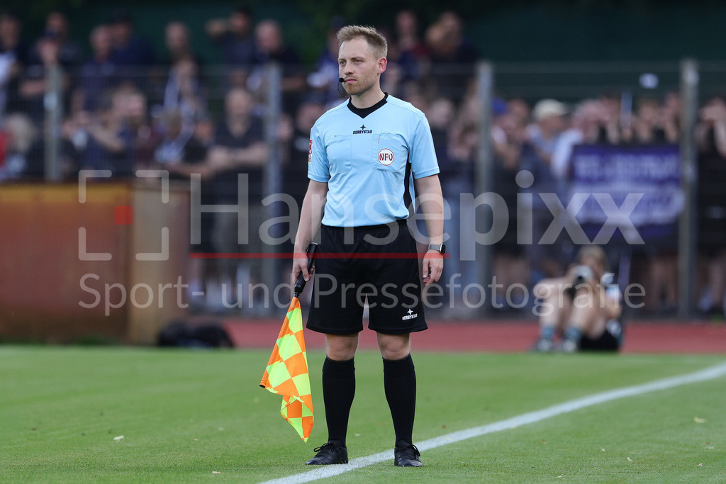 Fussball, Regionalliga Nord, SV Werder Bremen II - VfB Oldenburg | Schiedsrichter-Assistent Sandro Birkenhof