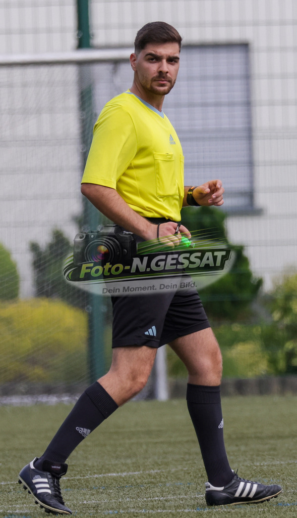 Bünder SV - TV Elverdissen | Auf dem Bild zu sehen: Schiedsrichter: Devin ÜsmenBünder SV, TV Elverdissen, Saison 26/27, Kreisliga A, Bünde, Deutschland - Realisiert mit Pictrs.com