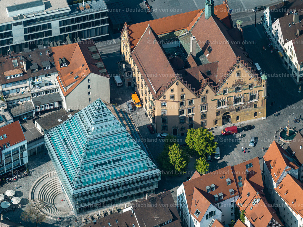 2857957A | ULM 16.10.2017 Bibliotheks- Gebäude der Stadtbibliothek in Ulm und Rathaus im Bundesland Baden-Württemberg, Deutschland. // Library Building of Stadtbibliothek in Ulm in the state Baden-Wuerttemberg, Germany. Foto: Gerhard Launer