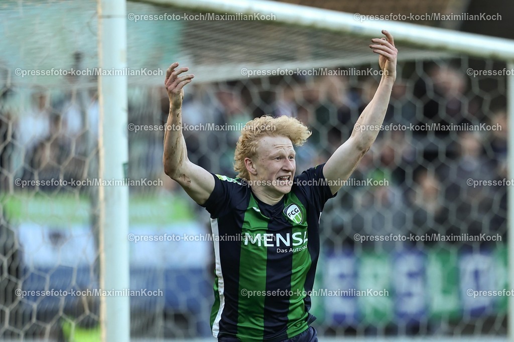 xKWIx24042601023 | 2026.04.24, xkwix, Fußball, Regionalliga West, FC Gütersloh -  Sportfreunde Lotte, Heidewaldstadion, 31.Spieltag, Saison 2025 / 2026: Torjubel beim Tor zum 1:0 durch Niklas Frese (FC Gütersloh #35)  DFB regulations prohibit any use of photographs as image sequences and or quasi-video. Photo: xKamilxWilkowskixPressefotoKochx