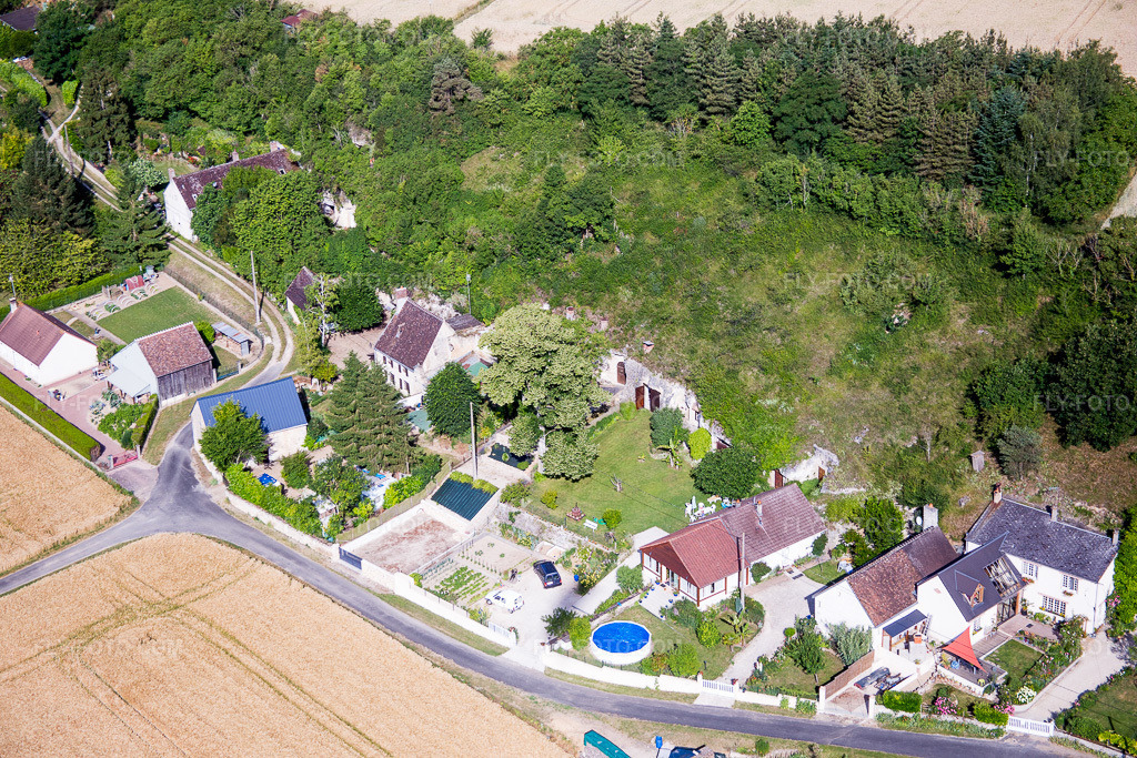 Aerial view: Tuff cave dwellings on the Loir in Thore-la-Rochette in Thoré-la-Rochette in the state Loir et Cher, France. – Photo: IMG_081114.jpg taken on 06/19/2015 by Werner Riehm/FLY-FOTO.com – Resolution of the original: 5472 x 3648 px