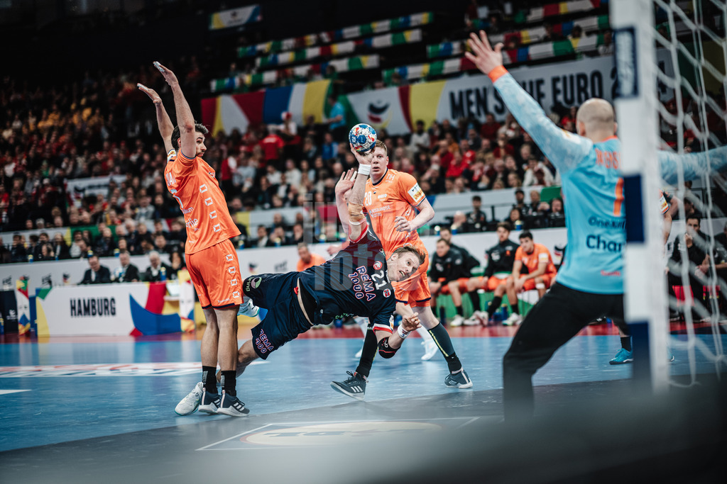 Handball | Herren | EHF EURO 2024 | European Championshop Men 2024 Final Tournament | Norwegen vs. Niederlande | 19.01.2024 | Magnus Gullerud (#21, Norwegen, NOR) beim Wurf aufs Tor