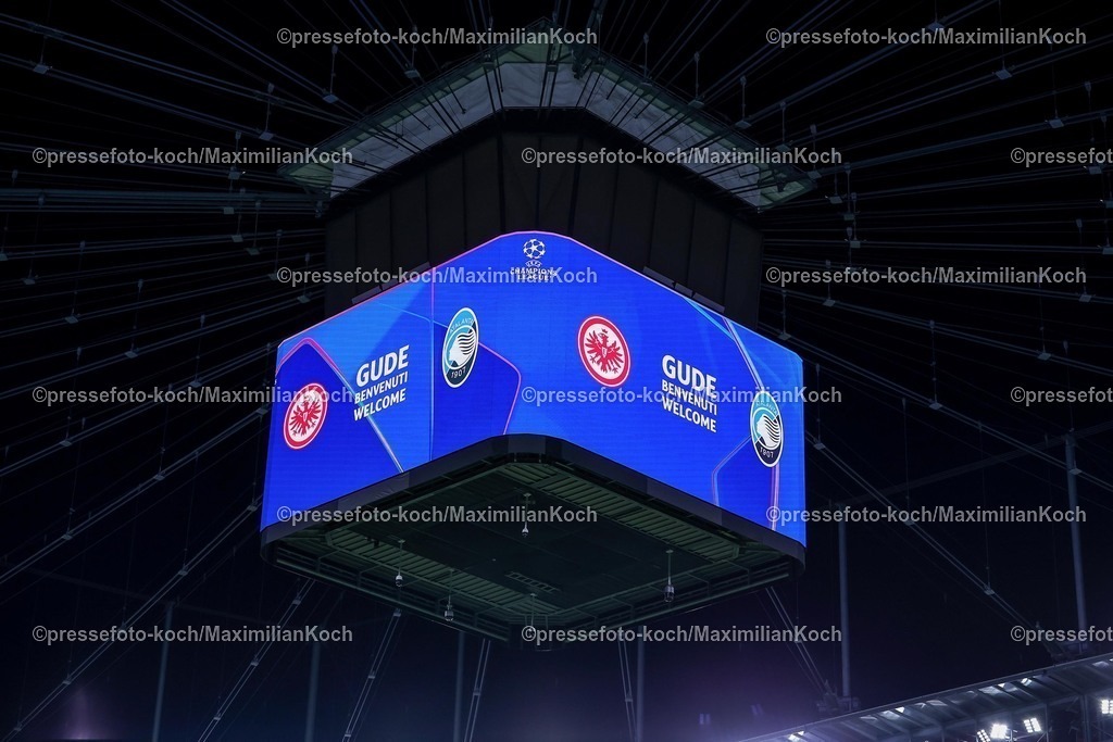 UCL26112501010 | 26.11.2025, Fußball, UEFA Champions League, Eintracht Frankfurt - Atalanta Bergamo, Deutsche-Bank-Park (Frankfurt am Main), 5. Spieltag, Saison 2025 2026: Anzeigetafel mit der Partie im Schriftzug   Regulations prohibit any use of photographs as image sequences and or quasi-video.