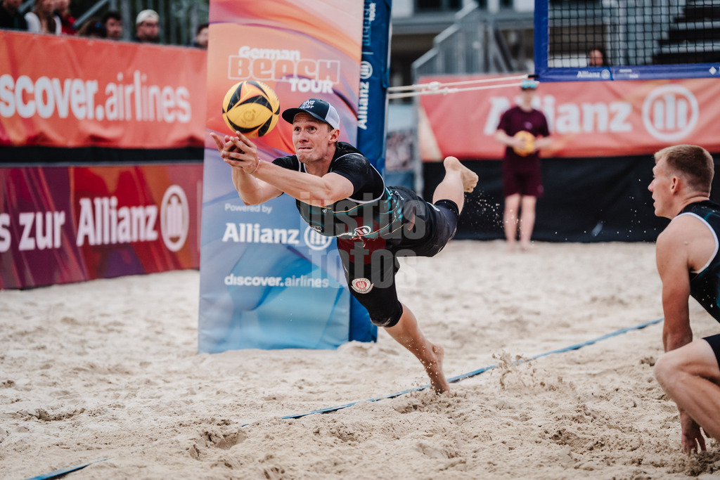 Beachvolleyball | Männer | Allianz German Beach Tour 2025 | Tourstop Bremen | 15.06.2025 | Robin Sowa springt zum Ball