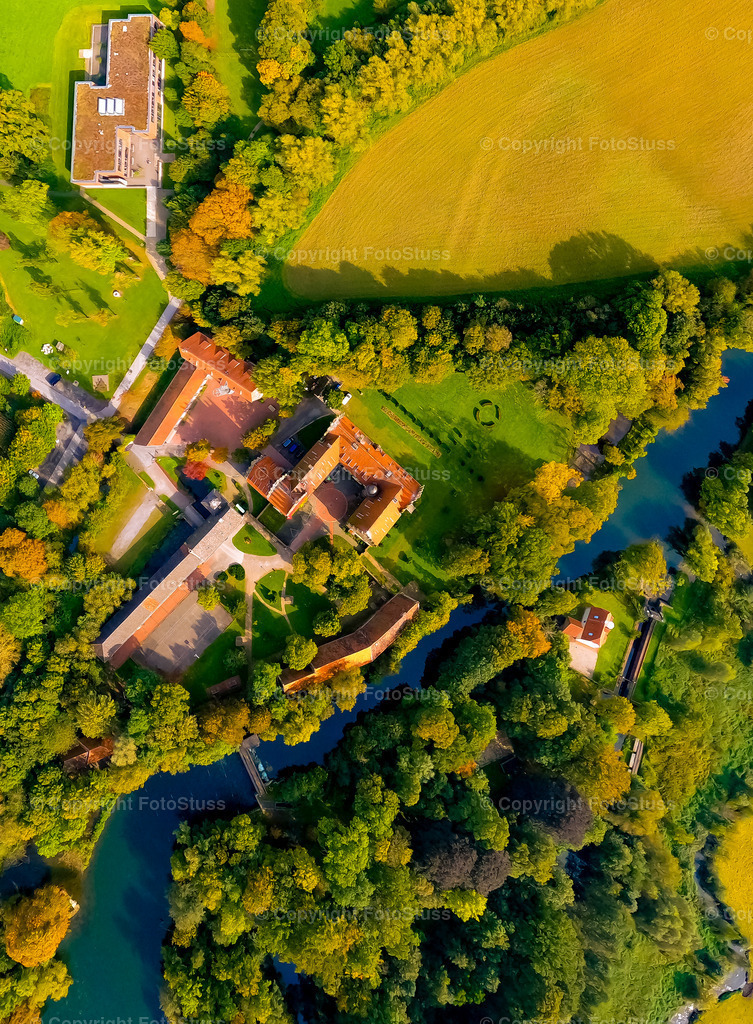 Luftbild vom Schloss Heessen in Hamm | Das historische Schloss Heessen in Hamm aus der Vogelperspektive fotografiert. - Realisiert mit Pictrs.com