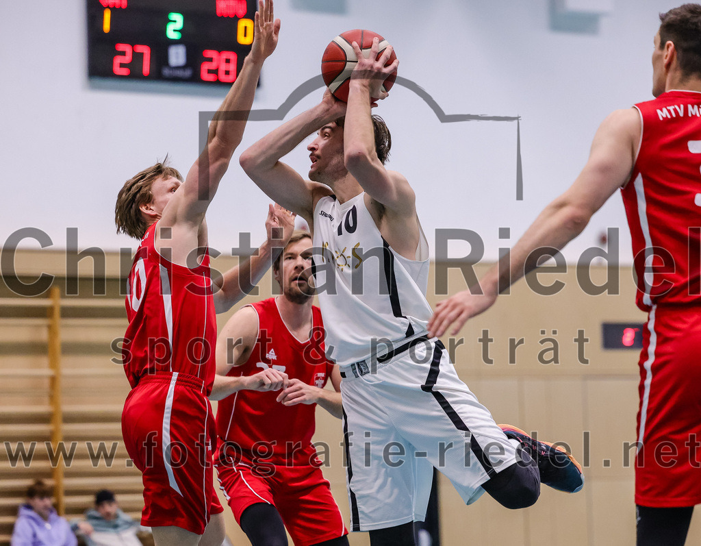 2025-12-06_071_TSV_Vaterstetten_gegen_MTV_1879_Muenchen | Vaterstetten, Deutschland, 06.12.2025:Basketball, 2. Regionalliga Süd 2025 / 2026, 9. Spieltag, TSV Vaterstetten gegen MTV 1879 München, Endergebnis: 58:83Felix Sebastian Fraas (MTV 1879 München, #10), Finn Liebig (TSV Vaterstetten, #10)Foto: Christian Riedel / fotografie-riedel.net