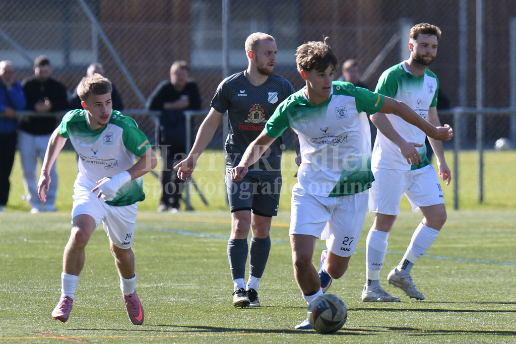 SpVgg GW Deggendorf : SV Hofkirchen | SpVgg GW Deggendorf: v.i. Matthias Mittig (SpVgg GW Deggendorf #14); Felix Rem (SpVgg GW Deggendorf #27); Florian Garhammer (SpVgg GW Deggendorf #16)  - Realisiert mit Pictrs.com
