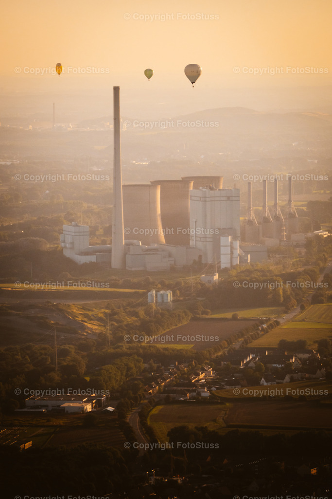 Heißluftballons über dem Kraftwerk Hamm / Werne | Drei Heißluftballons am Abend über dem stillgelegten Kraftwerk in Hamm / Werne. - Realisiert mit Pictrs.com