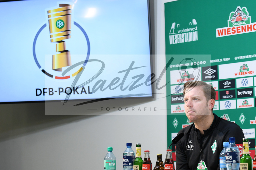 20200303_PKWBRE_0017 | Fussball, Herren: Trainer Florian Kohfeldt (SV Werder Bremen) schaut waehrend der Pressekonferenz des SV Werder Bremen im Presseraum des wohninvest Weserstadion am 03.03.2020 in Bremen, Deutschland. - Realisiert mit Pictrs.com
