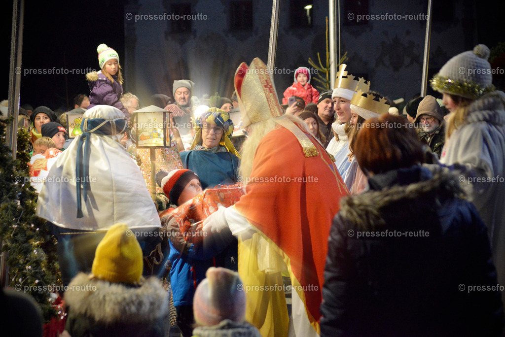 -news-2022-Dez05-Nikolo-Einzug-Lechaschau-WTV_6413 | Info aus dem Bezirk Reutte/Ausserfern Tirol sowie eine umfangreiche Bilddatenbank über die gesamte Region: Lechtal, Talkessel Reutte, Tannheimertal, Zwischentoren. Lech, Plansee, Zugspitze, Grenztunnel, B179, Fernpassstraße, Verkehr, Lawinen, Tradition, - Realisiert mit Pictrs.com