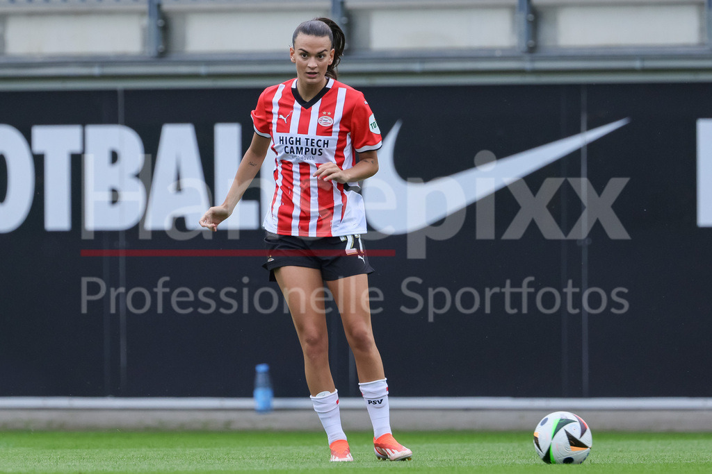Fussball, Testspiel Frauen, VfL Wolfsburg - PSV Eindhoven | v.li.: Riola Xhemaili (PSV Eindhoven, 27) am Ball, Freisteller, Einzelbild, Ganzkörper, Aktion, Action, Spielszene