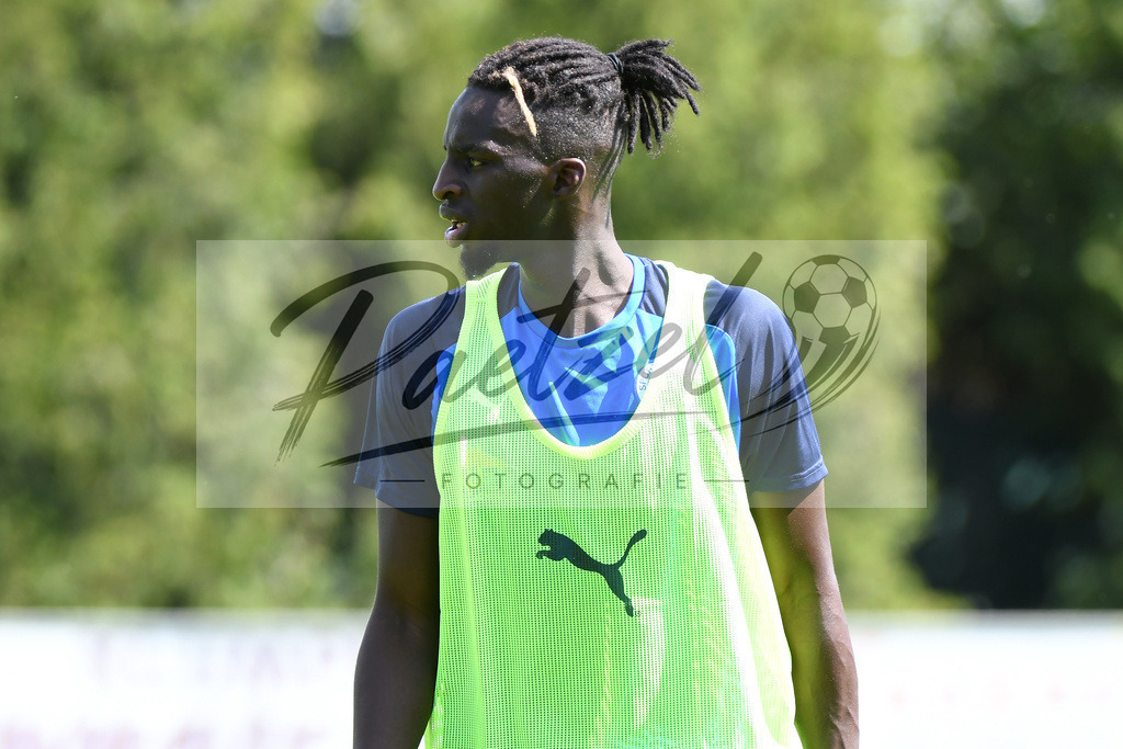TRASFL20200713_0092 | Fussball, Herren: Testspieler Moulaye N´Diaya schaut bei der Trainingseinheit von SF Lotte im Sportpark am Lotter Kreuz am 13.07.2020 in Lotte, Deutschland. - Realisiert mit Pictrs.com