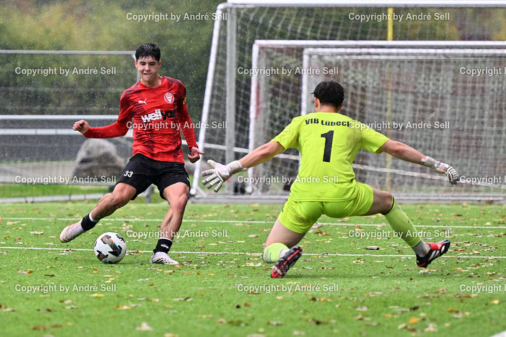 FC Kilia Kiel vs VfB Lübeck II - U21 | Selim Cetintürk (Kilia #33) scheitert frei vor dem Tor an Louis Siefert (Lübeck #1) / Fußball-Oberliga Männer 2026/2027 / FC Kilia Kiel vs VfB Lübeck II - U21 / Kilia Sportplatz / Kiel / 10.10.26 - Realisiert mit Pictrs.com