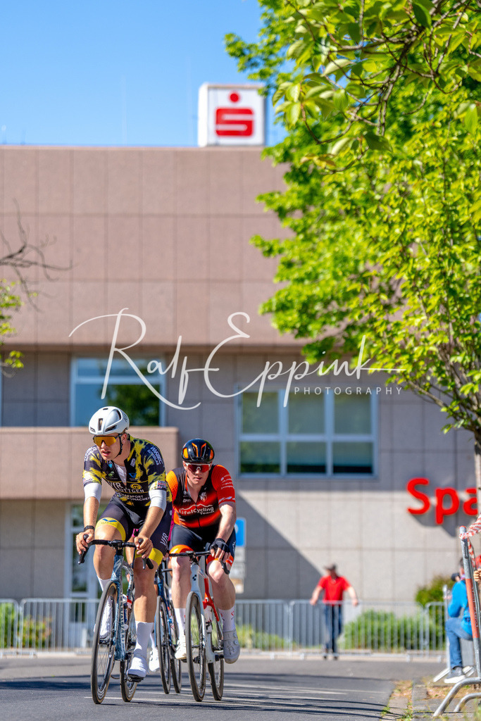 Spurt in den Mai 2026 - Großer Preis der Sparkasse Neuss | Annual one-day road cycling race "Großer Preis der Sparkasse Neuss" held in Büttgen, Germany, organized by VfR Büttgen 1912 e.V. The event features multiple races across all age categories from U11 youth to Elite men. - Realisiert mit Pictrs.com
