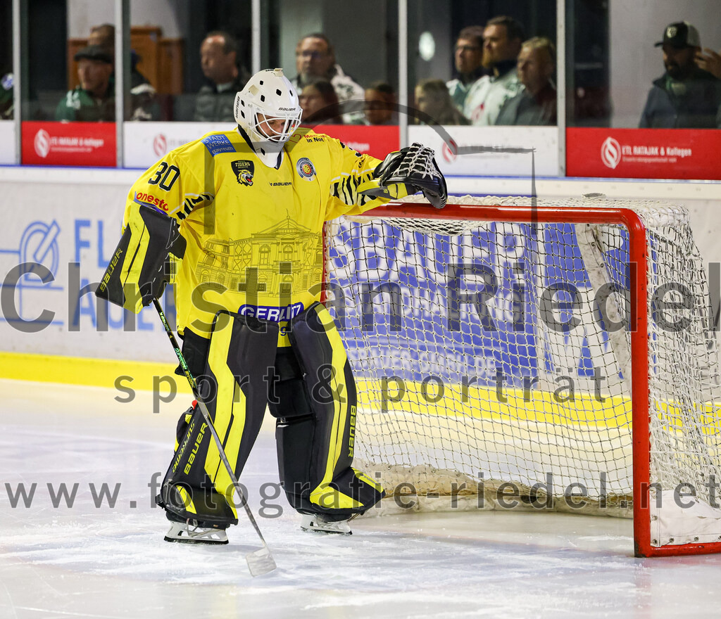 2025-10-10_112_TSV_Erding_gegen_onesto_Tigers_Bayreuth | Erding, Deutschland, 10.10.2025:Eishockey, Oberliga Süd 2025 / 2026, 7. Spieltag, TSV Erding gegen onesto Tigers Bayreuth, Endergebnis: 2:5Torwart Maximilian Meier (onesto Tigers Bayreuth, #30)Foto: Christian Riedel / fotografie-riedel.net