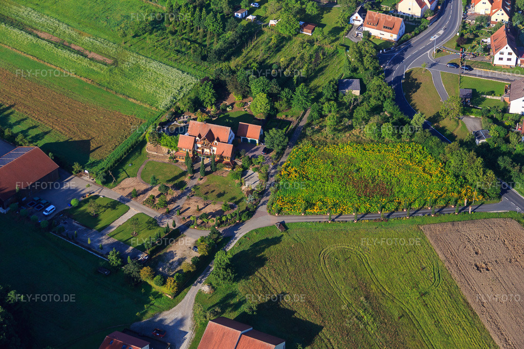 Luftbild: Regenfuß Garten- und Landschaftsbau im Ortsteil Adlitz in Marloffstein im Bundesland Bayern in Deutschland. – Foto: IMG_092646.jpg vom 07.08.2016 durch Werner Riehm/FLY-FOTO.de – Auflösung des Originals: 5472 x 3648 px – Regenfuß I Garten- und Landschaftsbau I Baumschulen