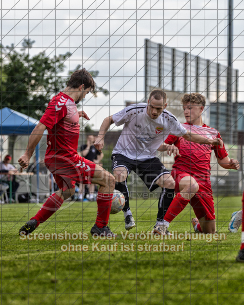 20250616_183554_0214-Bearbeitet | #,  TV Eybach (weiß) vs. 1.FC Donzdorf II (rot), Fussball, Entscheidungsspiel 3 in Kreisliga A3 - Bezirk Neckar/Fils, Saison 2024/2025, Rasensportplatz, Staufenecker Str. 41, 73084 Salach, 16.06.2025 - 18:30 Uhr,Foto: PhotoPeet-Sportfotografie/Peter Harich