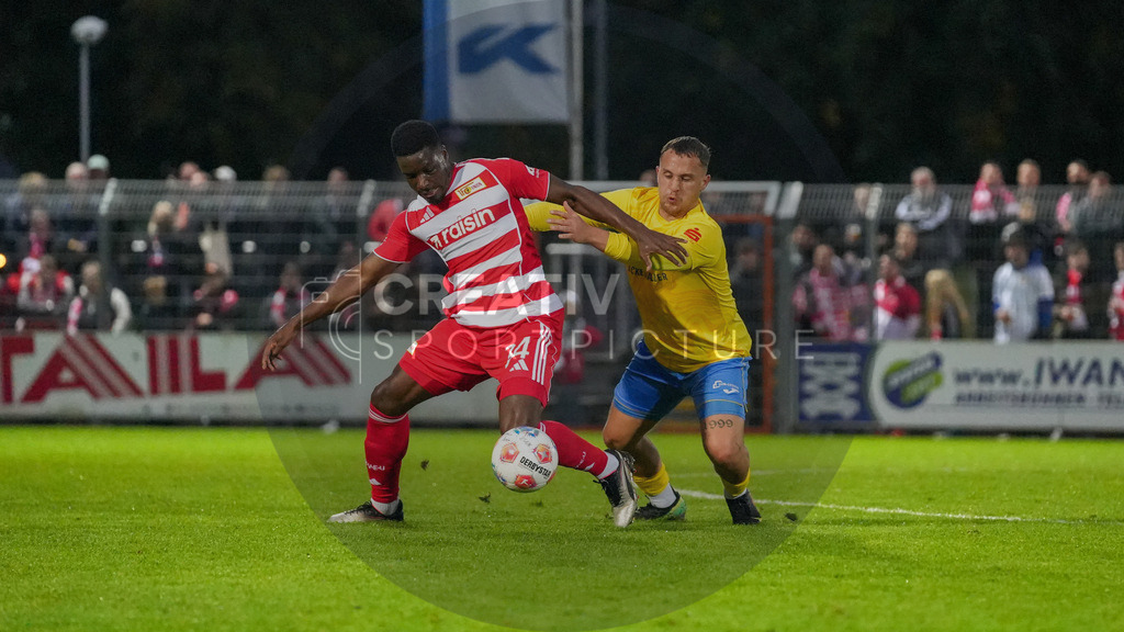Fußball, Herren, Saison 2025/2026, Testspiel, Freundschaftsspiel, FSV 63 Luckenwalde vs. 1.FC Union Berlin, Mittwoch 08.10.2025, Werner-Seelenbinder-Stadion Luckenwalde, | Fußball, Herren, Saison 2025/2026, Testspiel, Freundschaftsspiel, FSV 63 Luckenwalde vs. 1.FC Union Berlin, Mittwoch 08.10.2025, Werner-Seelenbinder-Stadion Luckenwalde, Im Bild: Stanley Nsoki (l. Union) und Lucas Will (r. Luckenwalde) - Realisiert mit Pictrs.com