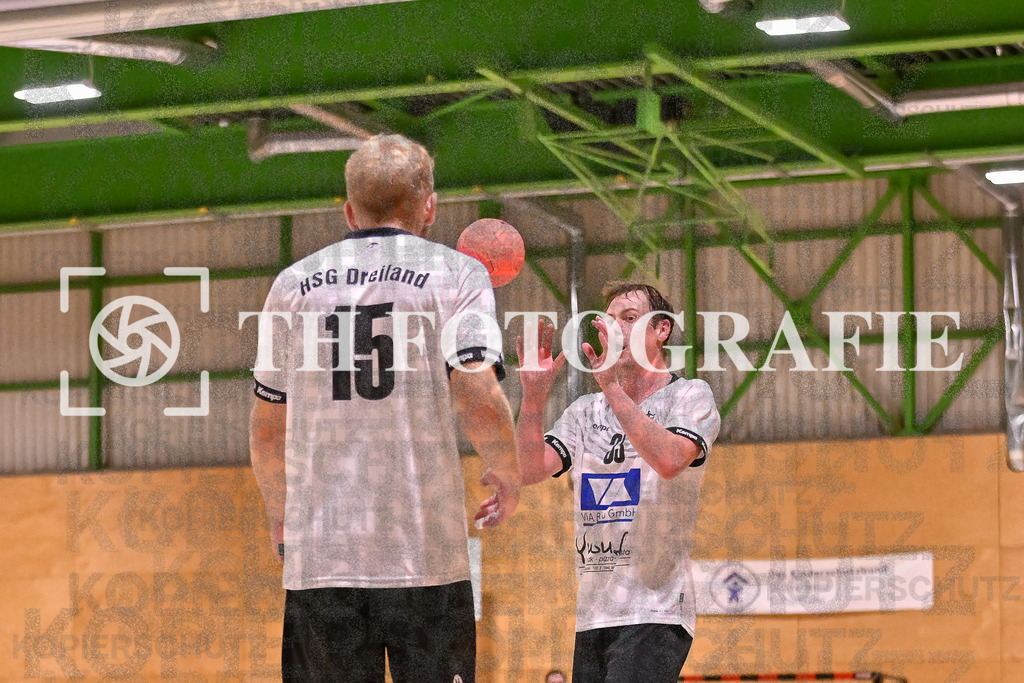 GER, SG Maulburg/Steinen - HSG Dreiland, Handball, Landesliga Suedbaden, 4. Spieltag, Saison 2024/2025, 12.10.2024 | Max Willmann (HSG Dreiland, #15), Jonas Schamberger (HSG Dreiland, #33)GER, SG Maulburg/Steinen - HSG Dreiland, Handball, Landesliga Suedbaden, 4. Spieltag, Saison 2024/2025, 12.10.2024Foto: TH Fotografie/Thomas Hess