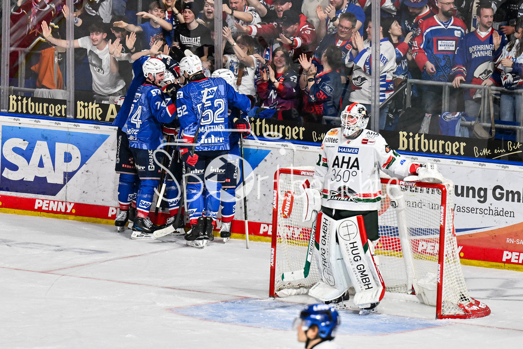 Adler Mannheim - Augsburger Panther | MANNHEIM, DEUTSCHLAND - 25. FEBRUAR: Jubel der Hausherren nach dem Treffer zum 3-2 durch Marc MICHAELIS (Adler Mannheim 65) / Tor / Torschuetze / Freude / Happy während dem Match zwischen den Adler Mannheim und den Augsburger Panthern am 45. Spieltag der Penny DEL in der SAP Arena