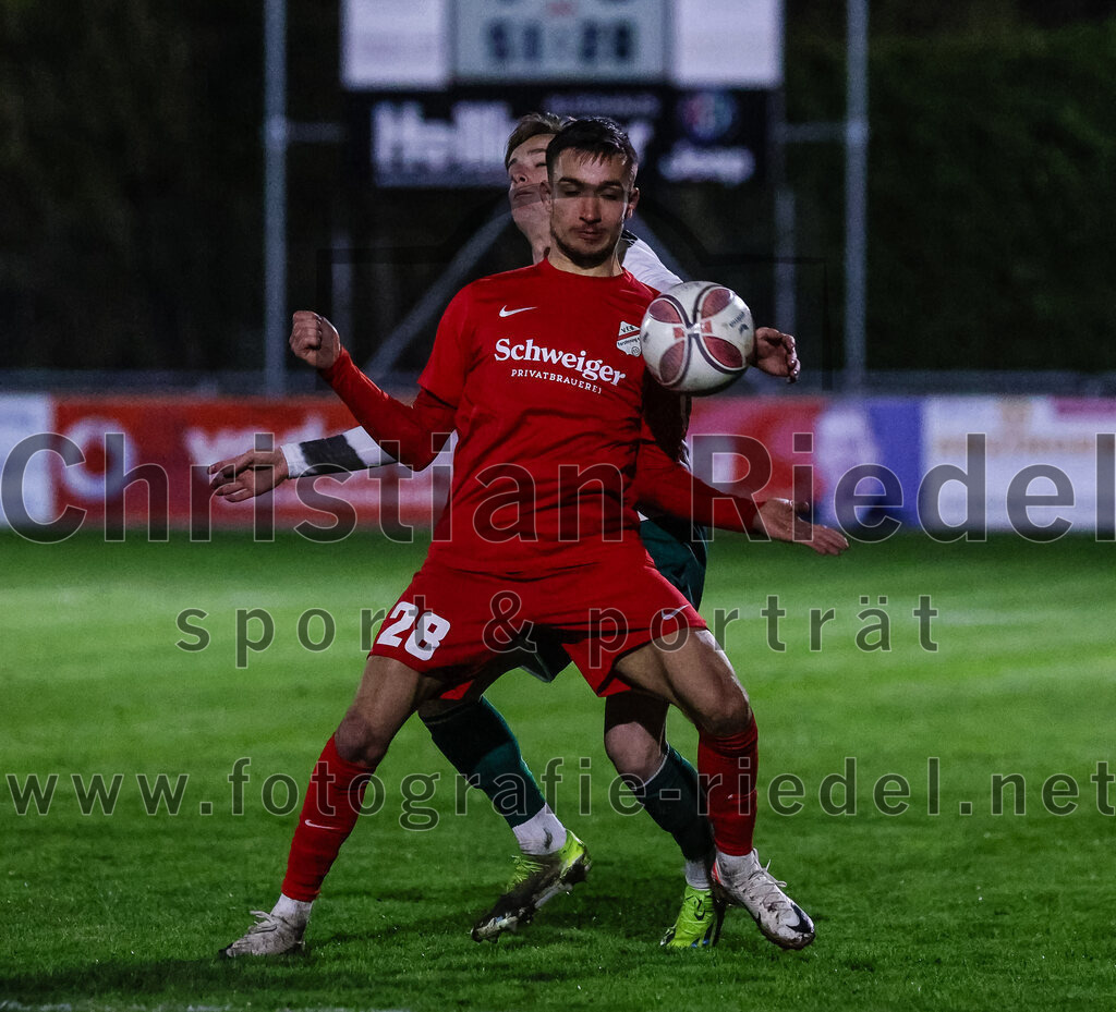 2024-03-28_019_FC_Schwaig_gegen_VfB_Forstinning | Oberding, Deutschland, 28.03.2024:
Fußball, Landesliga Südost 2023 / 2024, 27. Spieltag, FC Schwaig gegen VfB Forstinning, Endergebnis: 2:1

Matija Milic (VfB Forstinning, #28), Leon Roth (FC Schwaig, #21)

Foto: Christian Riedel / fotografie-riedel.net