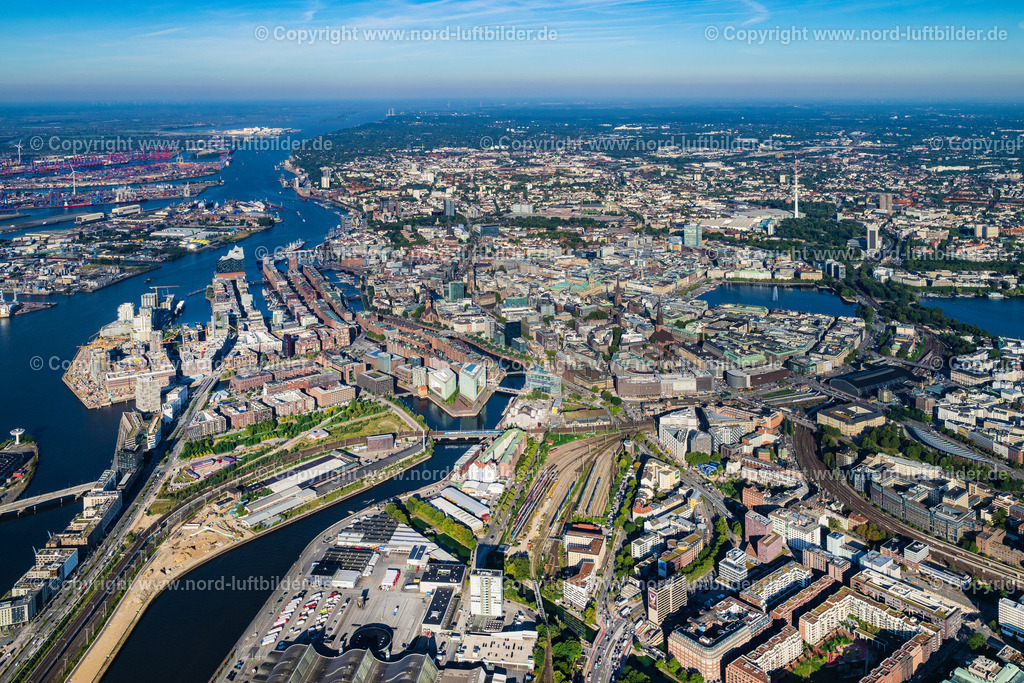 Hamburg_Mitte_ELS_9870070923 | HAMBURG 20.08.2023 Stadtzentrum im Innenstadtbereich am Ufer der Alster im Ortsteil Altstadt in Hamburg, Deutschland. // The city center in the downtown area on lake side of Alster in the district Altstadt in Hamburg, Germany. Foto: Martin Elsen