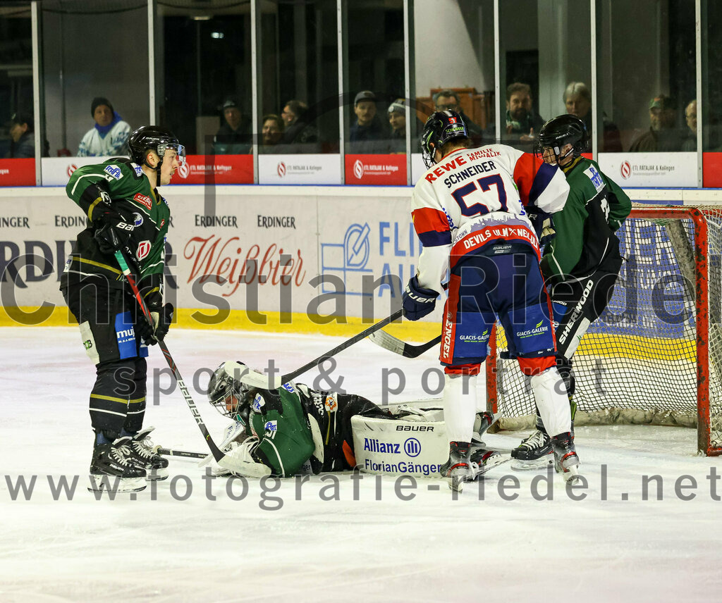 2023-02-19_038_TSV_Erding_gegen_VfE_Ulm-Neu-Ulm | Erding, Deutschland, 19.02.2023:
Eishockey, Bayernliga Meisterrunde Gruppe B 2022 / 2023, 5. Spieltag, TSV Erding gegen VfE Ulm/Neu-Ulm, Endergebnis: 

Sebastian Busch (Erding Gladiators, #11), Torwart Christoph Schedlbauer (Erding Gladiators, #31), Joona Schneider (VfE Ulm/Neu-Ulm e. V., #57)

Foto: Christian Riedel / fotografie-riedel.net