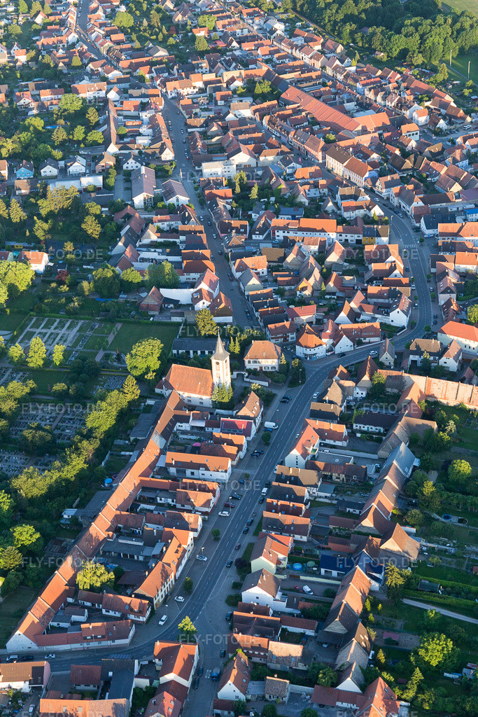 Luftbild: Hauptstr im Ortsteil Liedolsheim in Dettenheim im Bundesland Baden-Württemberg in Deutschland. Foto: IMG_100921.jpg vom 10.06.2017 durch Werner Riehm/FLY-FOTO.de
