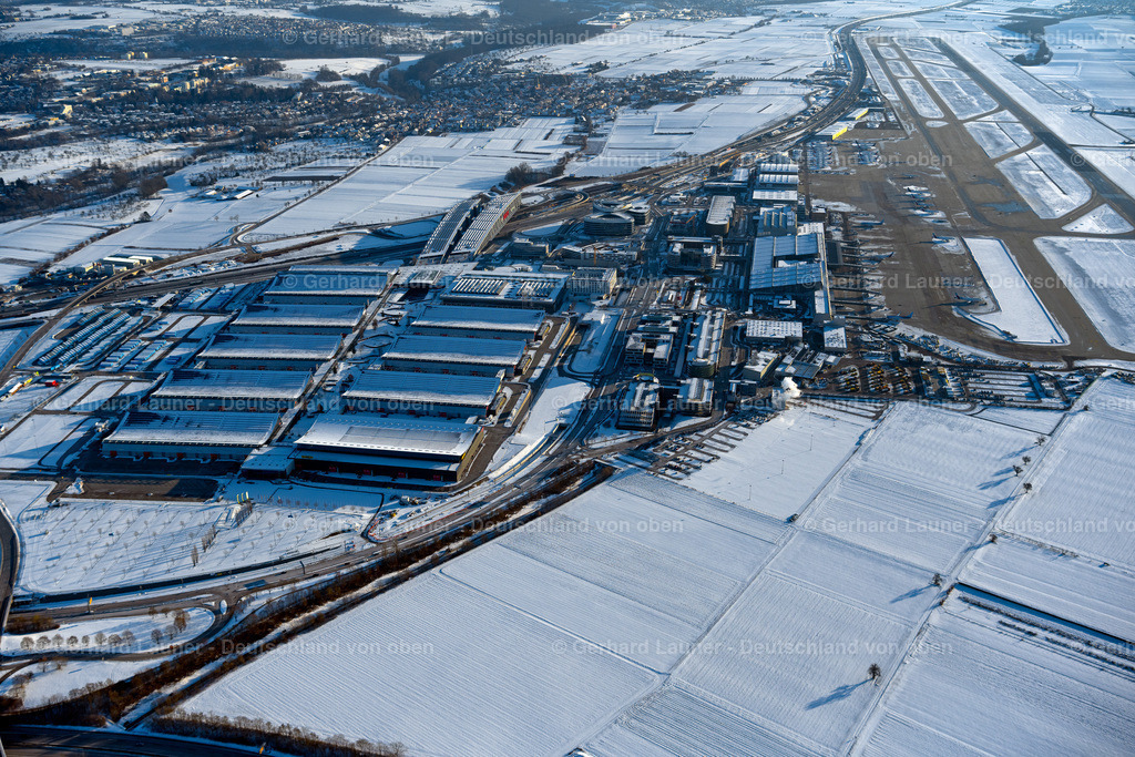 4043015 | LEINFELDEN-ECHTERDINGEN 13.02.2021 Winterlich schneebedeckte Abfertigungs- Gebäude und Terminals auf dem Gelände des Flughafen Stuttgart im Ortsteil Bernhausen in Leinfelden-Echterdingen im Bundesland Baden-Württemberg, Deutschland. Weiterführende Informationen bei: Flughafen Stuttgart GmbH. // Wintry snowy dispatch building and terminals on the premises of the airport Stuttgart in the district Bernhausen in Leinfelden-Echterdingen in the state Baden-Wuerttemberg, Germany. Further information at: Flughafen Stuttgart GmbH. Foto: Gerhard Launer