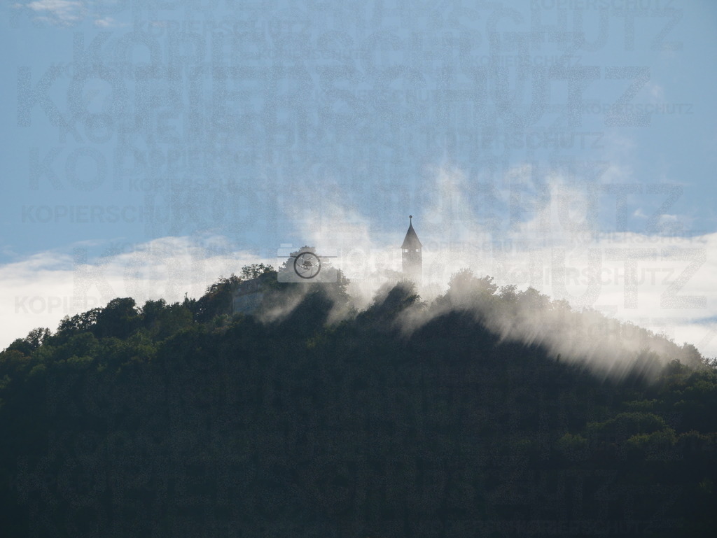 P1680167 | Kurz nach einen Gewitter hingen noch letzte Wolkenreste an der Teck und machten daraus ein Schauspiel der besonderen Art - Realisiert mit Pictrs.com