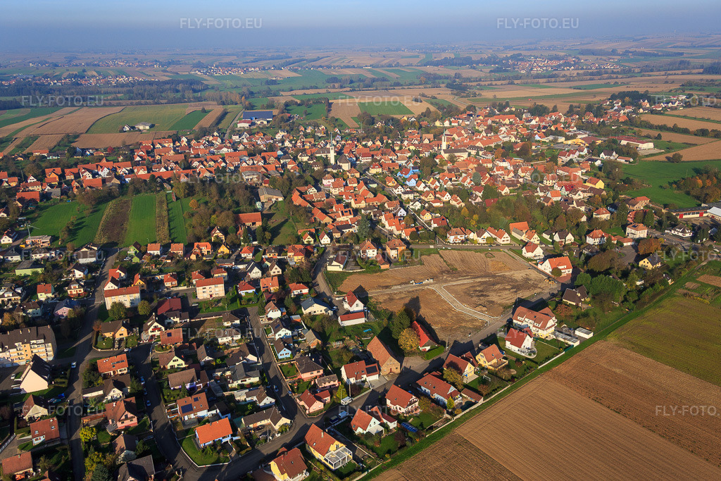 Vue aérienne: Vue de la ville depuis le sud à Hatten dans le département Bas Rhin, France.Photo: IMG_075629.jpg prise le 01/11/2014 par Werner Riehm/FLY-FOTO.euRésolution de l'original: 5472 x 3648 px