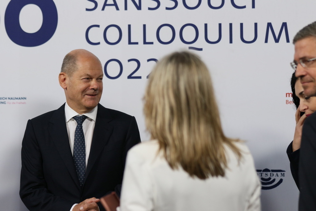 M100 Media Award: „Preis der europäischen Presse“ in Potsdam für das Ukrainische Volk verliehen. | Mit dem M100 Media Award, der sich als „Preis der europäischen Presse“ versteht, wird in diesem Jahr das Ukrainische Volk ausgezeichnet. Die Auszeichnung nimmt stellvertretend Wladimir Klitschko in der Orangerie im Park Sanssouci entgegen. Das Bild zeigt Bundeskanzler Olaf Scholz vor der Preisverleihung.