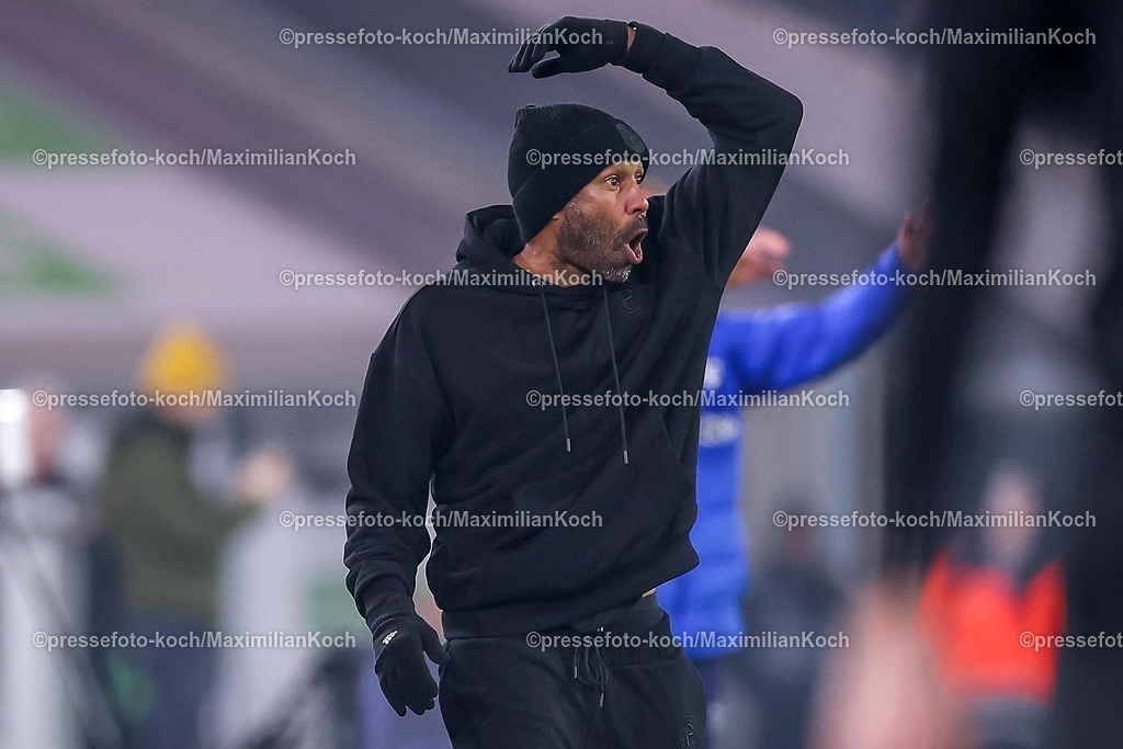 Due17012501096 | 17.01.2025, Fußball, Fortuna Düsseldorf - SV Darmstadt 98, 2.. Fußball Bundesliga, 18. Spieltag, Merkur Spiel-Arena, Saison 2024 2025: Cheftrainer Daniel Thioune (Trainer Fortuna Düsseldorf) gestikulierend am SpielfeldrandDFB regulations prohibit any use of photographs as image sequences and or quasi-video.
