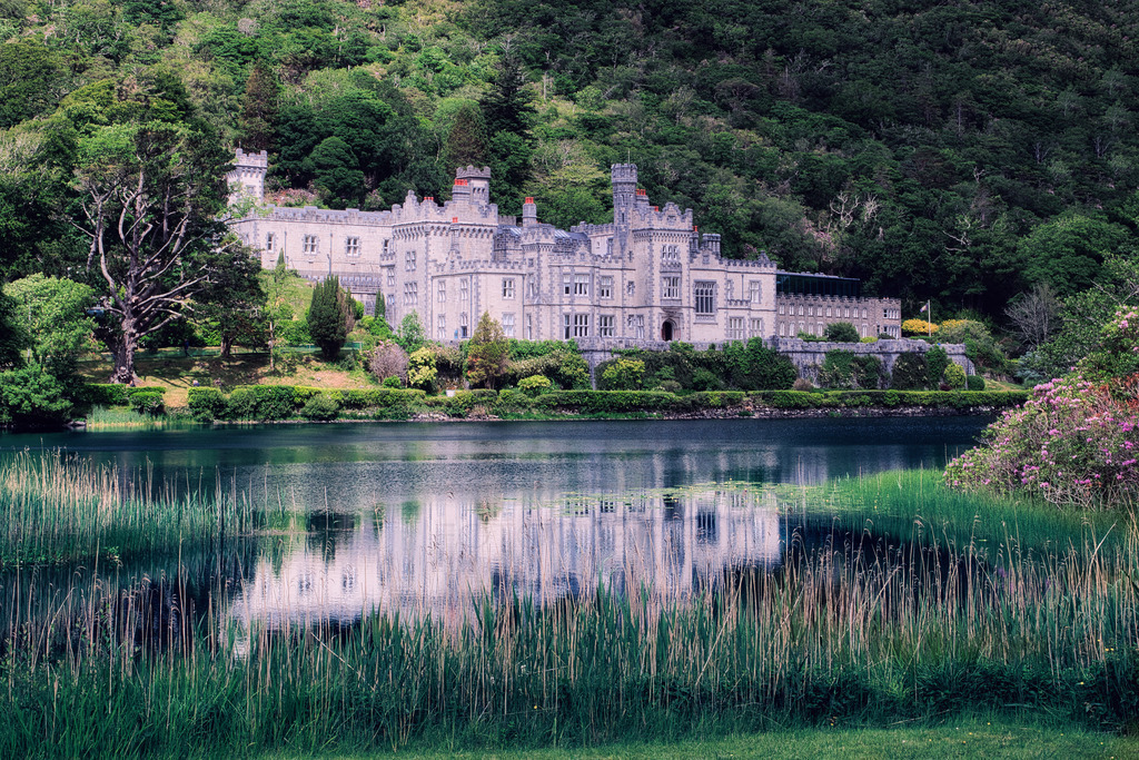 Kylemore Abbey | Die Kylemore Abbey spiegelt sich im See. - Realisiert mit Pictrs.com