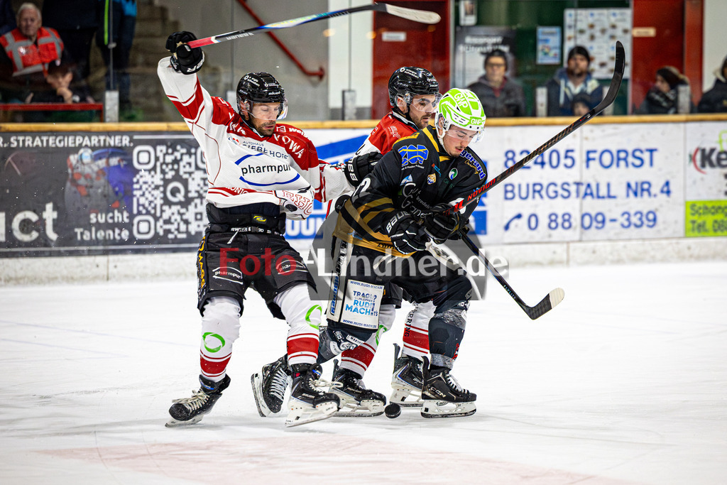 Peißenberg MINERS gegen EHC Königsbrunn LÖWEN | Eishockey Bayernliga 2025/26 Viertelfinale Spiel 2, Peißenberg MINERS gegen EHC Königsbrunn LÖWEN, 20260208,Kampf um den Puck,2026-02-08 in Peißenberg (flatbuy Arena Peißenberg), Hugo TURCOTTE (EHC Königsbrunn 10), Sinan ONDÖRTOGLU (MINERS 22), Stefan RODRIGUES (EHC Königsbrunn 23)Copyright: WolfgangxLindner www.foto-lindner.de
