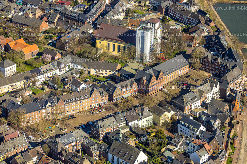 Rees240312556 | Luftbild, Baustelle mit Renovierung der Kirchtürme an der kath. Kirche St. Mariä Himmelfahrt, Rathaus Stadtverwaltung, Marktplatz Rees Fußgängerzone mit Schriftzug REES in bunten Großbuchstaben auf dem Platz, historische Marktplatzpumpe, Rees, Nordrhein-Westfalen, Deutschland