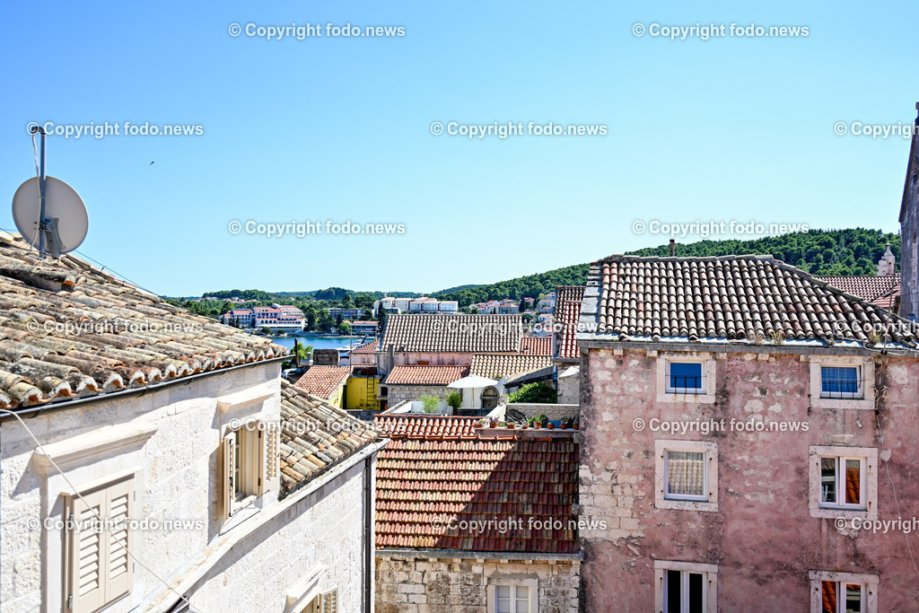 Kroatien_ Korcula_ Insel in Sueddalmatien_ Korcula Stadt_ 13.09.2024-94 | 13.09.2024, Kroatien, HRV, Korcula, Insel in Sueddalmatien, Korcula Stadt im Bild Hafen, Hafenansichten, Boot, Boote, Schiff, Schiffe, Gebauede, Adria, Meer, Stadtansichten, Altstadt, Marco Polo, Museum, Touristen, Souvenier, Restaurant, KonobaKorcula - Schwarzes Korfu - benannt nach den dunklen Kiefernwaeldern, ist eine zu Kroatien gehoerende Insel in der Adria vor der Kueste Sueddalmatiens. Zugleich ist sie Teil des Dinarischen Gebirges. Quelle: Wikipedia