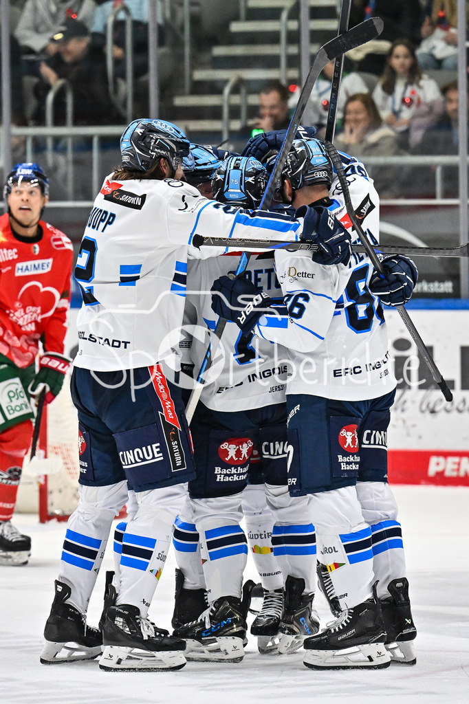 Augsburger Panther - ERC Ingolstadt | AUGSBURG, GERMANY - 12. DECEMBER: Jubel der Schanzer nach dem Ausgleich zum 3-4 druch Johannes KRAUSS (ERC Ingolstadt 16) / Tor / Torschuetze / Freude / Happy / während dem Match zwischen den Augsburger Panthern und dem ERC Ingolstadt am 27. Spieltag der Penny DEL im Curt Frenzel Stadion