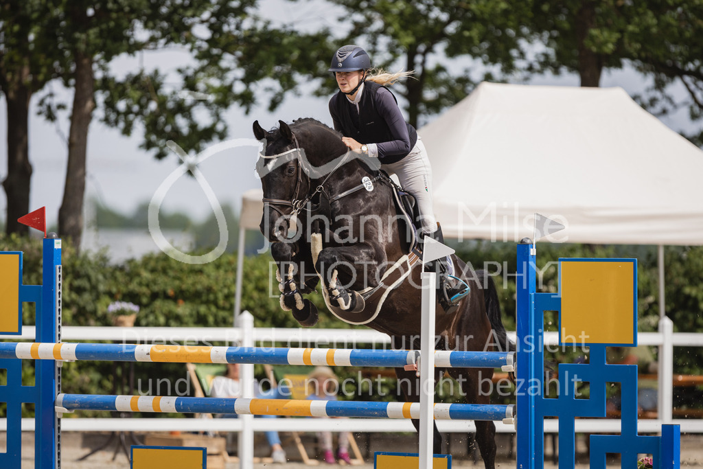 230616_Lemwerder_Springpf-M-741 | Deine schönsten Turniermomente als professionelle Fotos! Entdecke hochwertige Pferdesport-Fotografie im Online-Shop. Jetzt Fotos finden & bestellen!