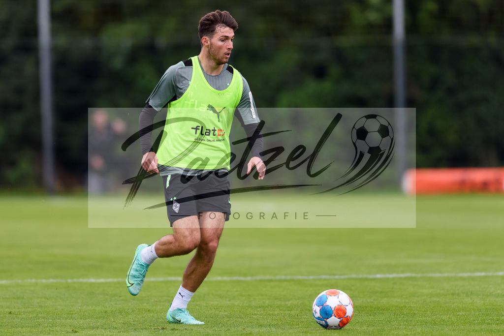 TRABMG20210719_060 | Fussball, Herren: Joe Scally (Borussia Moenchengladbach) in Aktion, am Ball, Einzelaktion beim Training von Borussia Moenchengladbach waehrend des Trainingslagers auf dem Trainingsplatz am Hotel Klosterpforte am 19.07.2021 in Harsewinkel, Deutschland. - Realisiert mit Pictrs.com
