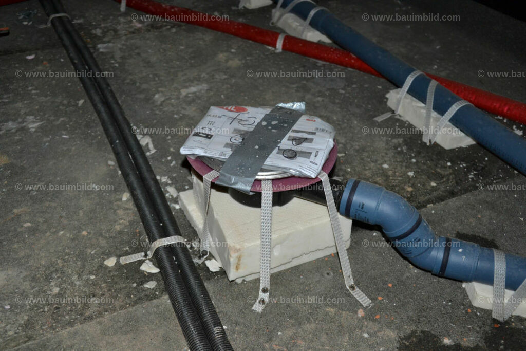 bib-lg15-sanitaer-0096 | Nach LV-Leistungsgruppen sortierte Detailfotos über den Bau eines Hauses. Alle Hausbau-Bilder direkt vom Urheber und Autor der Website Haus-Selber-Bauen.com