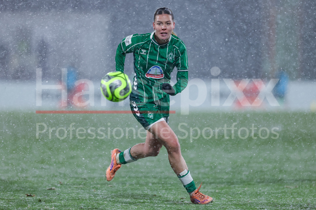 Fussball, Google Pixel Frauen-Bundesliga, SV Werder Bremen - 1. FC Köln | Juliane Wirtz (SV Werder Bremen, 28) am Ball, Freisteller, Einzelbild, Ganzkörper, Aktion, Action, Spielszene, DIE DFB-RICHTLINIEN UNTERSAGEN JEGLICHE NUTZUNG VON FOTOS ALS SEQUENZBILDER UND/ODER VIDEOÄHNLICHE FOTOSTRECKEN. DFB REGULATIONS PROHIBIT ANY USE OF PHOTOGRAPHS AS IMAGE SEQUENCES AND/OR QUASI-VIDEO.
