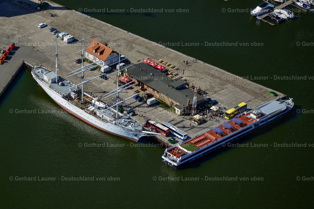 3638130 | HANSESTADT STRALSUND 25.08.2016 Segelschulschiff " Gorch Fock I " an der Hafeninsel im Hafen in Hansestadt Stralsund im Bundesland Mecklenburg-Vorpommern, Deutschland. // Sail training ship " Gorch Fock I " in the harbor in Hansestadt Stralsund in the state Mecklenburg - Western Pomerania, Germany. Foto: Gerhard Launer