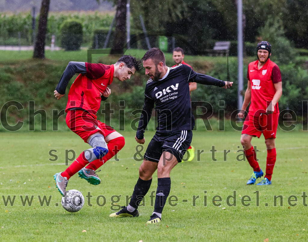 2023-08-27_080_TSV_Steinhoering_gegen_FC_Ebersberg | Steinhöring, Deutschland, 27.08.2023:
Fußball, Kreisklasse 2023 / 2024, 2. Spieltag, TSV Steinhöring gegen FC Ebersberg, Endergebnis: 2:0

Jan Müller (FC Ebersberg, #11), Maximilian Mader (TSV Steinhöring, #10)

Foto: Christian Riedel / fotografie-riedel.net