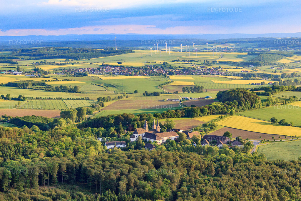 Luftbild: Gebäudekomplex des Klosters Abtei Marienmünster im Ortsteil Münsterbrock in Marienmünster im Bundesland Nordrhein-Westfalen in Deutschland.Foto: IMG_65510.jpg vom 24.05.2014 durch Werner Riehm/FLY-FOTO.deAuflösung des Originals: 4752 x 3168 pxWWW.PASTORALVERBUND-MARIENMUENSTER.DE