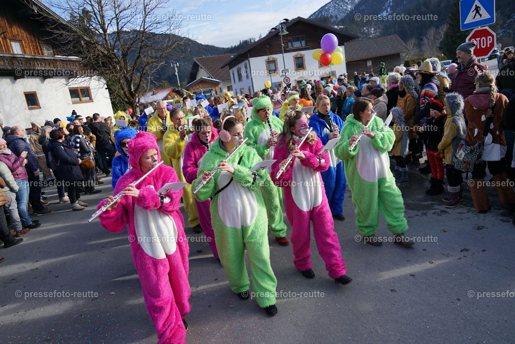 news-2023-Feb11-Fasching-Weissenbach-DSC01813 | Info aus dem Bezirk Reutte/Ausserfern Tirol sowie eine umfangreiche Bilddatenbank über die gesamte Region: Lechtal, Talkessel Reutte, Tannheimertal, Zwischentoren. Lech, Plansee, Zugspitze, Grenztunnel, B179, Fernpassstraße, Verkehr, Lawinen, Tradition, - Realisiert mit Pictrs.com
