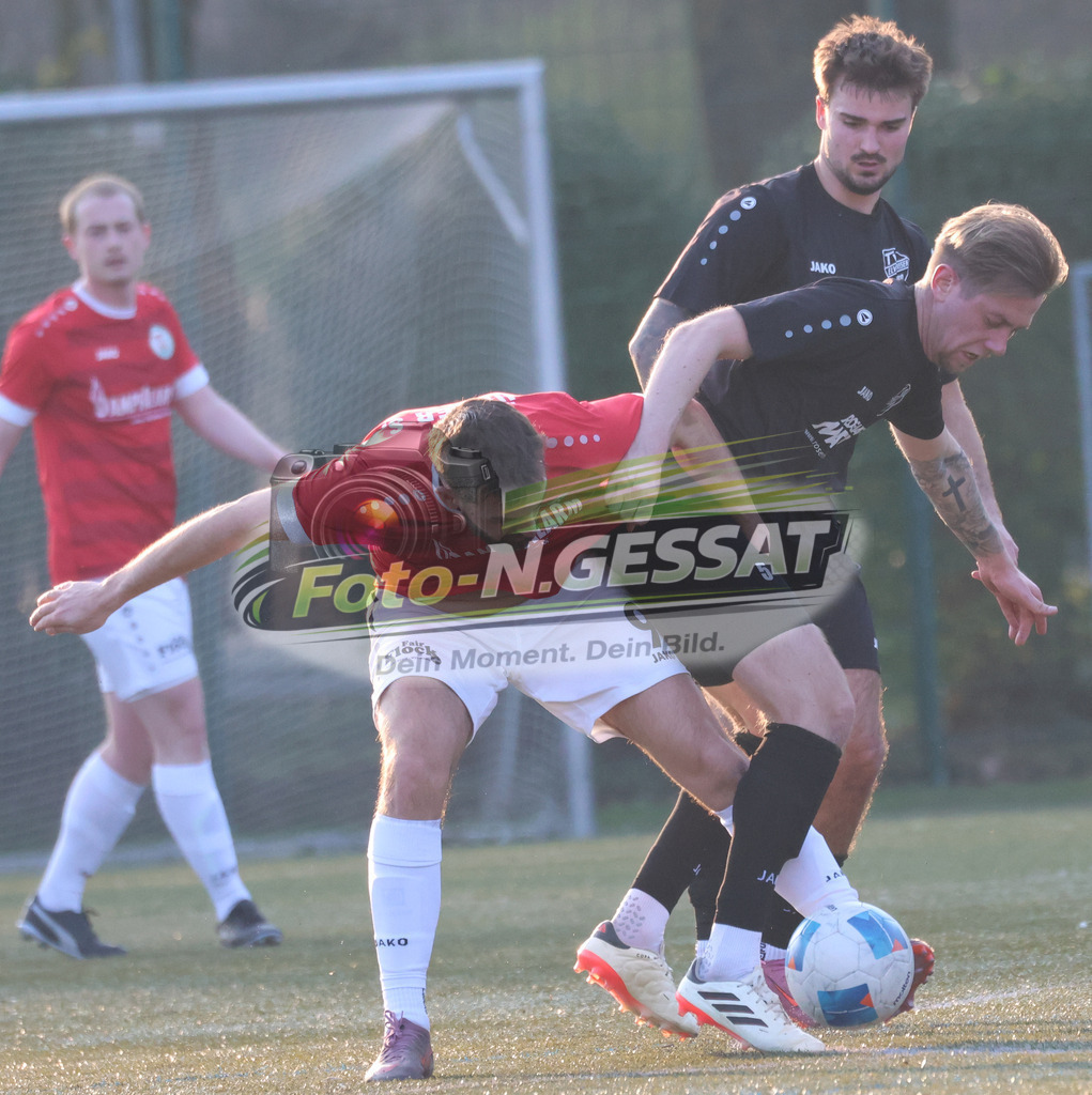 Bünder SV - TV Elverdissen | Auf dem Bild zu sehen: rot Bünder SV: Robert Lipkowski ; schwarz TV Elverdissen v.l.: Yann Gomes de Barros Coelho, Lukas Büker  Bünder SV, TV Elverdissen, Saison 25/26, Kreisliga A, Deutschland - Realisiert mit Pictrs.com