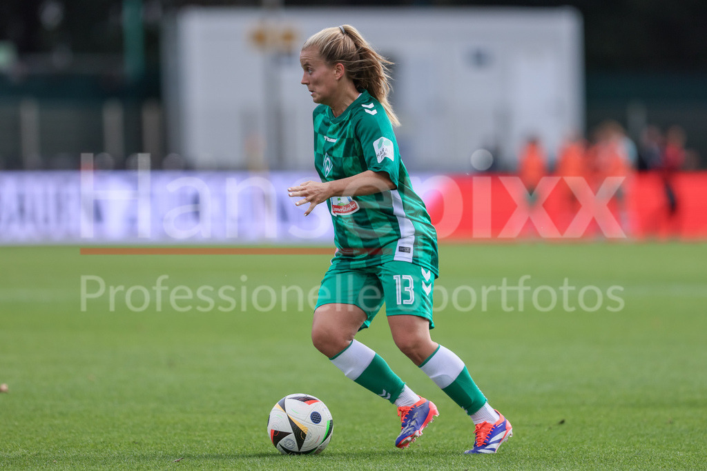 Fussball, Google Pixel Frauen-Bundesliga, SV Werder Bremen - 1. FFC Turbine Potsdam | v.li.: Ricarda Walkling (SV Werder Bremen, 13) am Ball, Freisteller, Einzelbild, Ganzkörper, Aktion, Action, Spielszene
