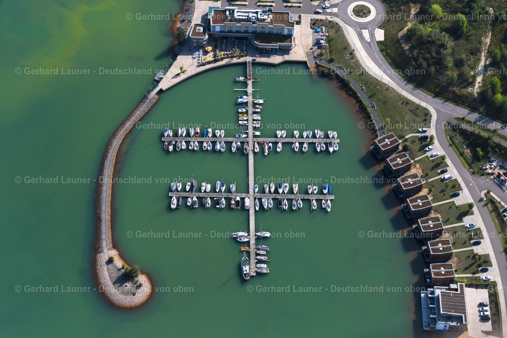 4038961 | BRAUNSBEDRA 08.09.2021 Rekultivierung der ehemaligen Tagebau - Fläche an den Uferbereichen des Sees " Geiseltalsee " in Braunsbedra im Bundesland Sachsen-Anhalt, Deutschland. // Open pit re cultivation on the shores of the lake " Geiseltalsee " in Braunsbedra in the state Saxony-Anhalt, Germany. Foto: Gerhard Launer